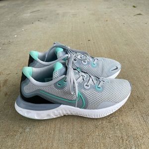 Nike Renew Run running shoe women's size 7W WIDE